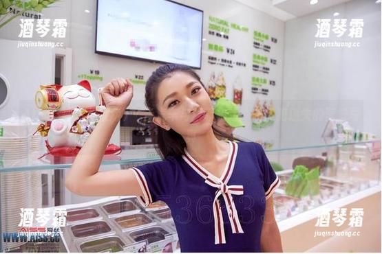 AISS爱丝(黄金版) - 当汽车与索菲相遇：一组犯迷失的壁纸写真