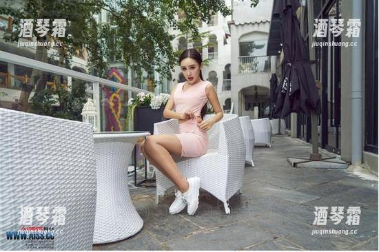 AISS爱丝(黄金版) - 无圣光之下，西雅如女骑士般舞动，图片充满张力
