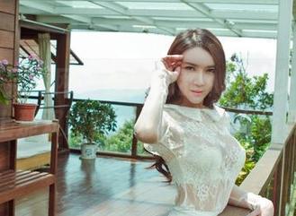 GIRLT果团网 – 最新的甜Abby少女照，页面上那双眼睛，似乎有什么话要说。