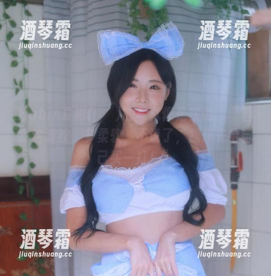 Habin夏彬(하빈)的写真像是在说：“看我这波纹，多柔软，不说了，我想先给自己买一打！”