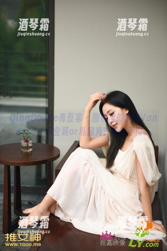 QingDouKe青豆客-梦娜Vanessa QingDouKe青豆客 - 图包里的梦娜Vanessa:职业装or私房秀?似有不同。