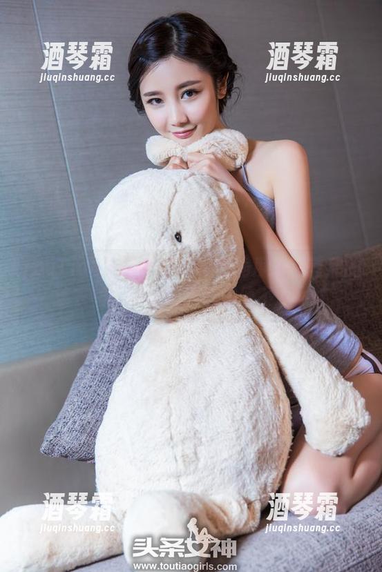 TouTiao头条女神-张蓝欣 TouTiao头条女神 - 不同角度看张蓝欣的连衣裙,高清细节让你停不下眼神