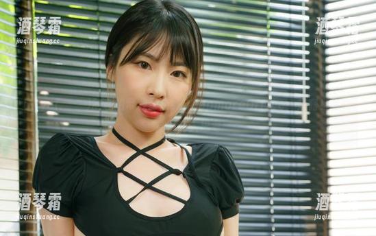 Uhye(이유혜)的私拍带我游走到DeepmoreOffice，窈窕身影何尝不让人思考