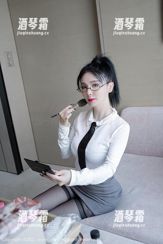 Xiuren秀人网 - 红裙下的唐安琪，随意地散发出一种魔力，图包有很多值得盯着的地方。