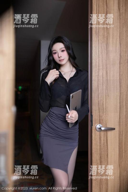 Xiuren秀人网-徐微微mia Xiuren秀人网 - 在徐微微mia的泳池边,隐秘的套图资源,心中荡漾,如何突破水面呢?