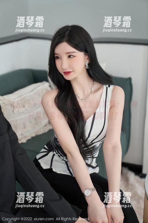 Xiuren秀人网 - 林文文定制写真：女神好像也会有“打嗝”的瞬间？