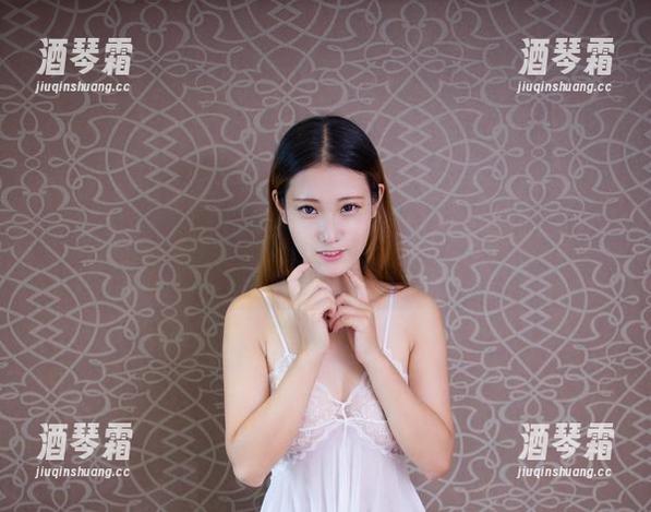 YouWu尤物馆 - Cris_卓娅祺在职业装里的高清写真：说好不聊工作的嘛，哦，太专注了。