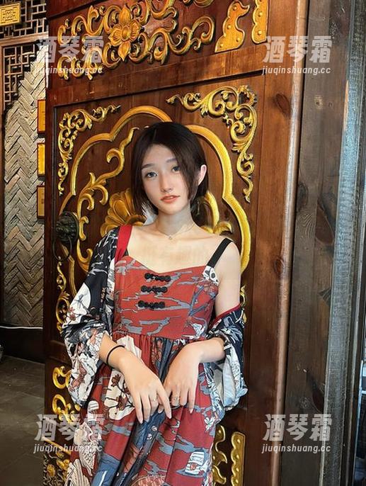 roroki骷髅姬的婚纱写真，缺少光环，还挺有趣的。