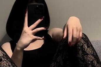 微密圈 – 更新：保守的二舅妈的丝袜新视角，保证你会‘oops’一下！