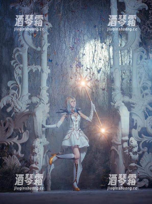 看！在下萝莉控ii在作品“秘书”里，十足商业圈的秘境。