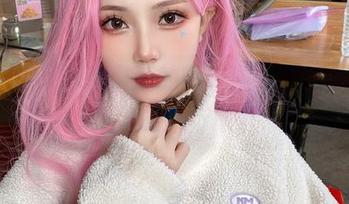 大肉丸Amiee最近的睡衣图包，果然是不服老的流行象征