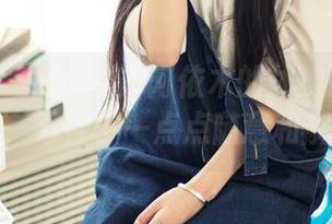 头条女神 – 古丽苏·阿依木的体操服套图更新，结合了一点点随意和解放