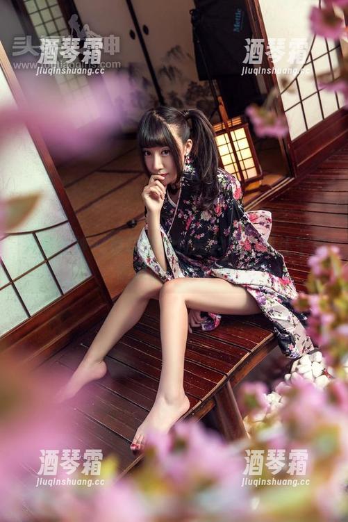 头条女神-穆菲菲 头条女神 - 穆菲菲的校园片段:抓住午后懒散的一丝微风