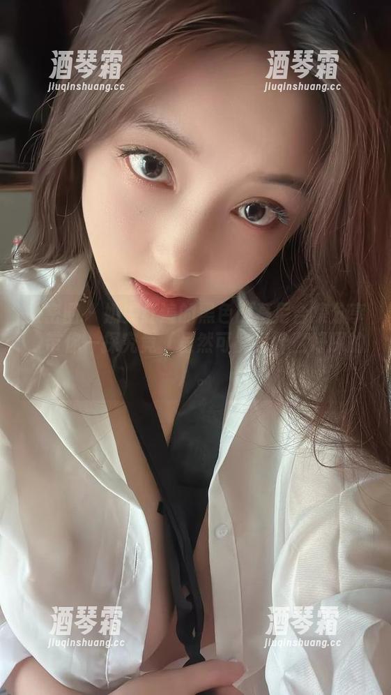 微密圈 - 奶雯红遍的黑色比基尼合集分享，带你一探究竟（虽然可能没什么好探的）。