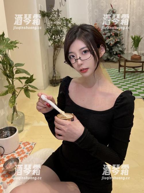微密圈 - 在“妮是老虎”最新图片里，女王风范不会被小猫咪抢风头