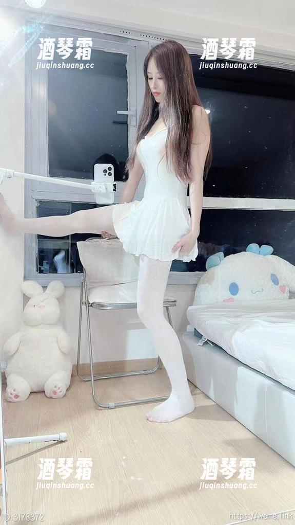 微密圈 - 小萌子的唯美短裤写真图集，公司HR可能要注意了！