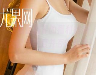 尤果网 – 学姐张栩菲的福利福利，快来瞧这大胆和可爱并存的照片！