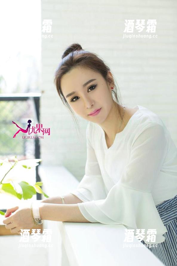 尤果网 - 心儿的美腿在高清美图里完全流淌出一种气氛，让人一阵心思无奈