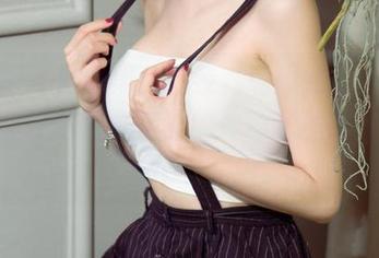 尤果网 – 她的黑色如夜，莉恩的写真，让我产生了想攀爬山峰的冲动（虽然我在沙发上）。