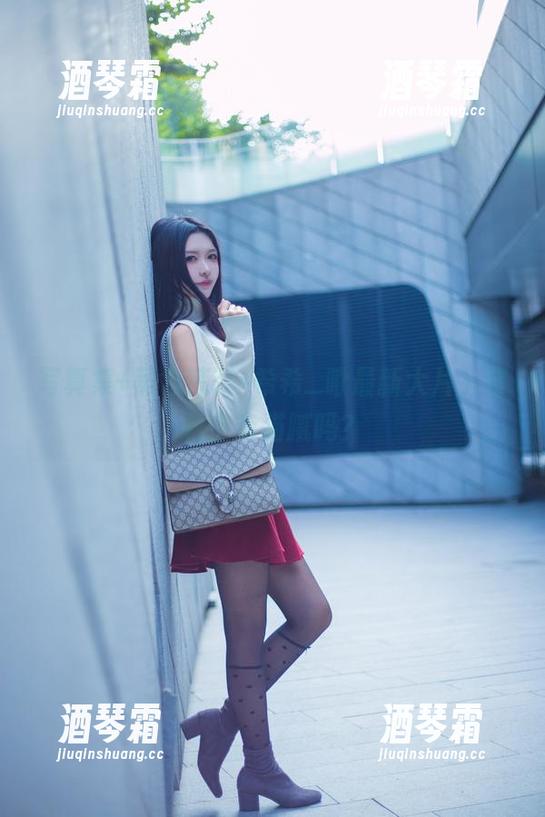 写真集+黑色荒诞=希希_啾最新大片，罩衫中有猫腻吗？