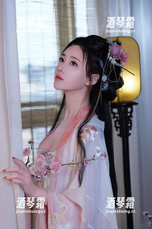 我决定给年年Nnian的cos亮个橱窗更新！光线也是要讲究的嘛！