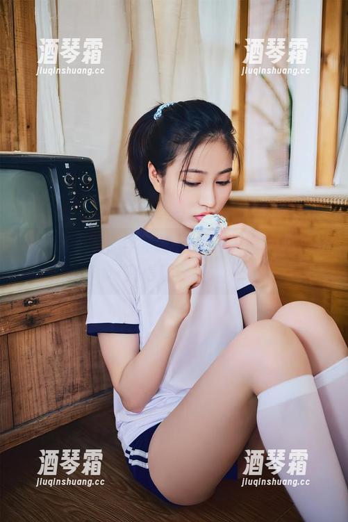 地狱还下雪，年年Nnian的美图套图好像变得超现实。