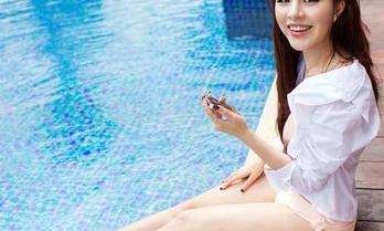 推女郎 – 何奕恋的灰丝，精选图库让你的好奇心跑步去了！