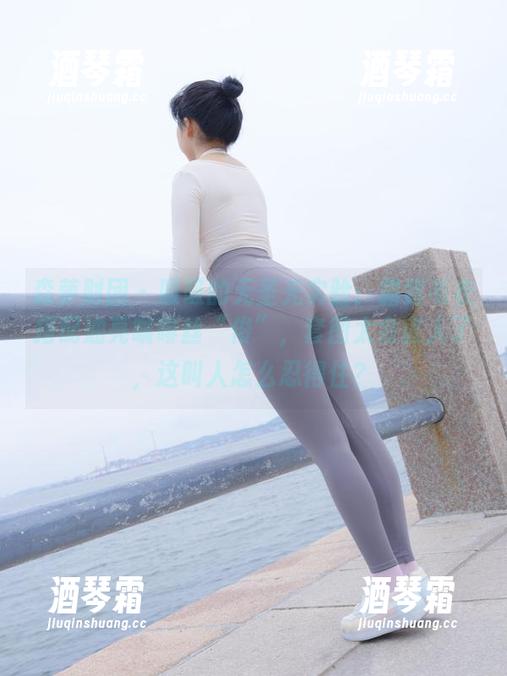 森萝财团-吸吸 森萝财团 - 吸吸的无圣光实验:露背毛衣搭配油亮咖啡丝“绫”,套图太会害人了,这叫人怎么忍得住?
