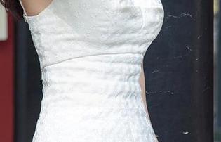 爱尤物 – 刘瑾希裸足写真：没有华丽的鞋，只要你的一双眼睛…