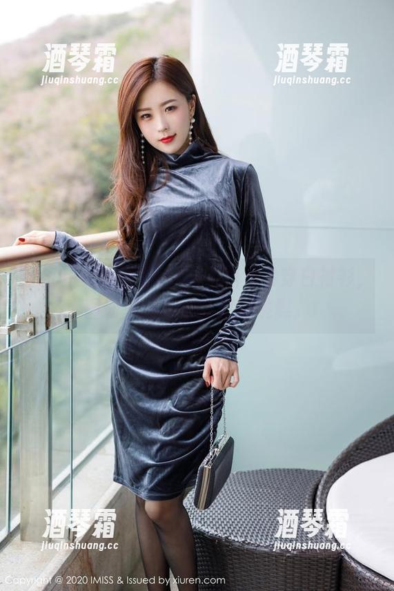 爱蜜社 - 小狐狸Sica不只是会穿白衬衫，图册里还有小精灵在跳舞。