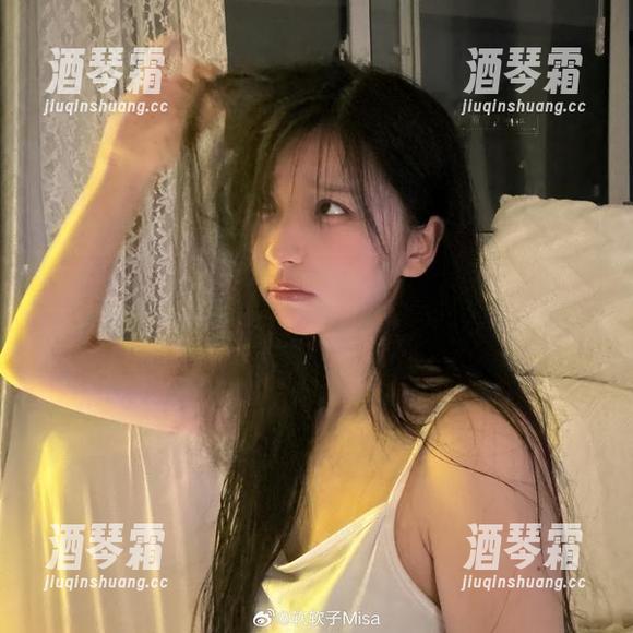 职辉煌与职平庸之间，特软儿Sona来用职业装拉拉关系。