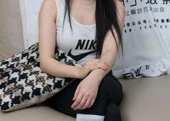 甜予摄影 – 思思的裸足图集，似乎每一张都在表述一种洒脱？