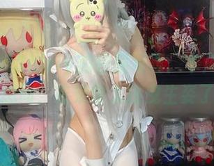 走进白栎Shirly的校服写真：丰川祥子？我只想问，衣架也太摇曳生姿了吧！