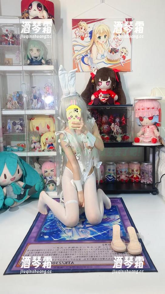 走进白栎Shirly的校服写真：丰川祥子？我只想问，衣架也太摇曳生姿了吧！