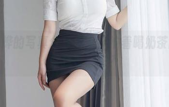 白烨烨的写真分享：女神忙着喝奶茶的时候我在想啥？