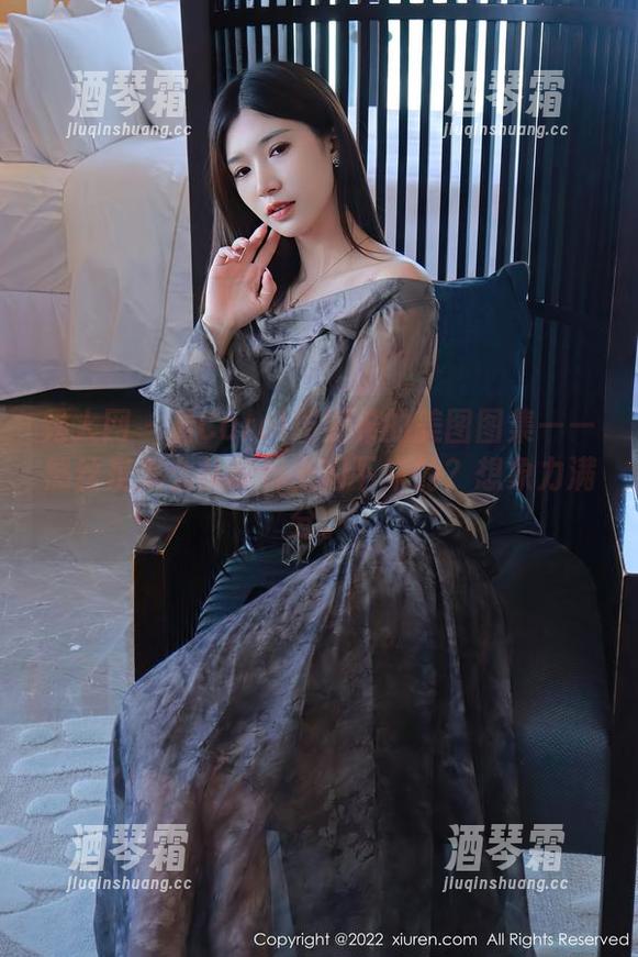 秀人网 - 看Carol周妍希的美图图集——黑丝是怎么从家具上滑下来的？想象力满分。