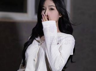 秀人网 – 汐汐爱吃草莓+短裤=无敌组合：照片合集里找乐子