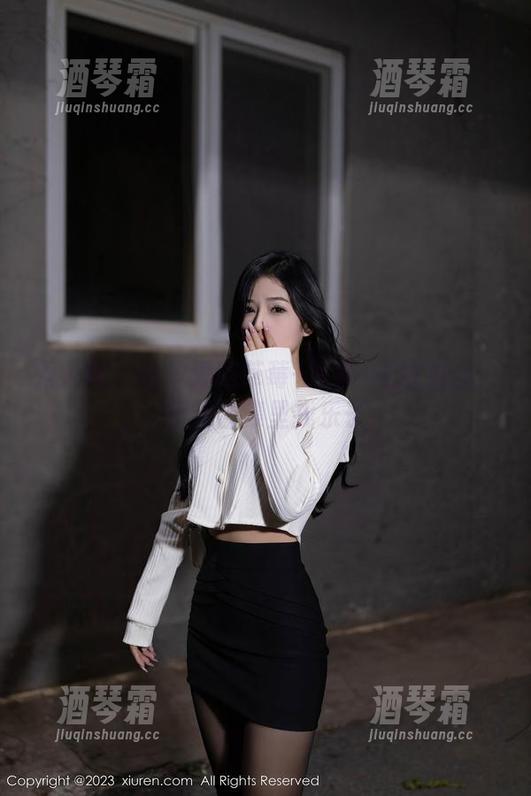 秀人网 - 汐汐爱吃草莓+短裤=无敌组合：照片合集里找乐子