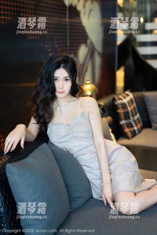 秀人网-糯美子nini 秀人网 - 这也许是原图之下最轻松的制服,只有糯美子nini能把这种气质给玩儿得那么妙。
