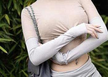 秀人网 – 套图推荐！菲儿beauty的丝袜就在那里，像一缕轻风，拂过心底的小涟漪。