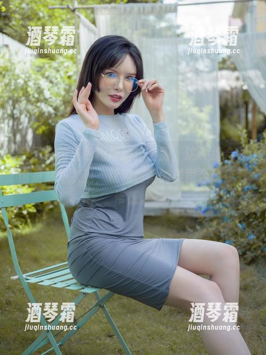 栗子色和白色相间的护士服，这种组合我也是第一次见，秋和柯基的美图合集疯狂带感。