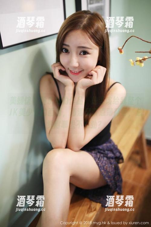 美媛馆 - 黄乐然的作品：是否该给我整个JK美少女的画面，高清又带点薄荷香，总觉得哪里不对劲？