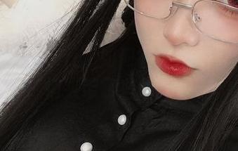 看“起司块wii”如何在柴郡的自拍中悄悄夹带了些许反讽
