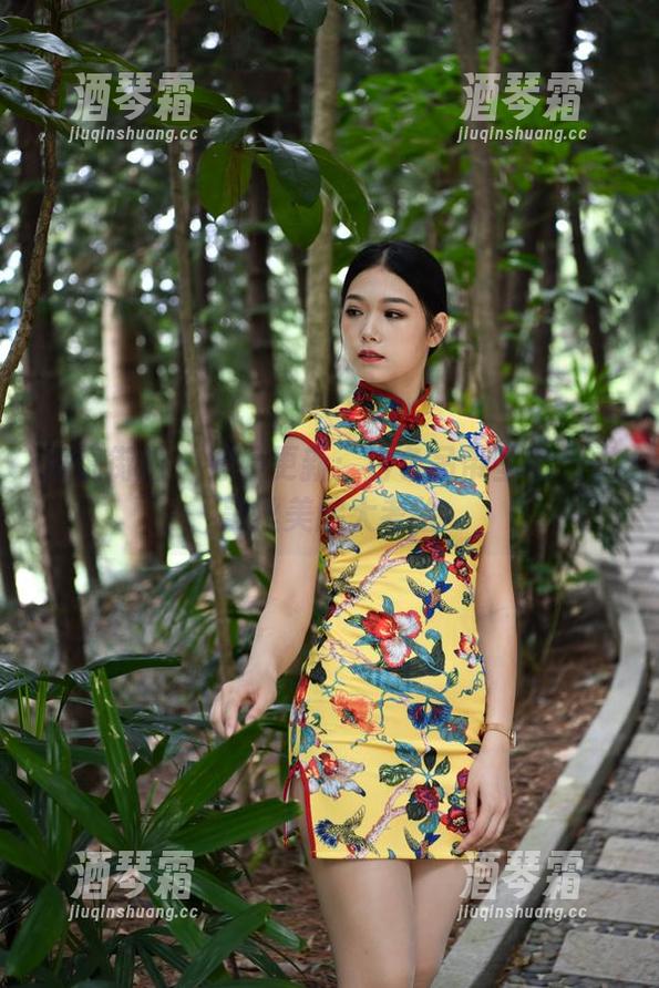 魔镜街拍-婷婷 魔镜街拍 - 婷婷更新:白色吊带里的另类黑丝美腿大考验