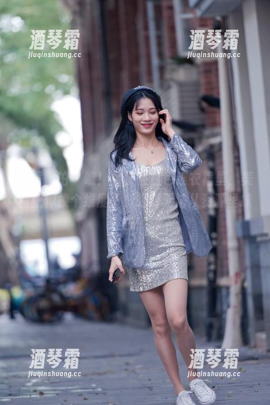 魔镜街拍 - 瞧！楼楼在白色连衣裙里，美图貌似换个维度了，绝对无法从资源里抹去！