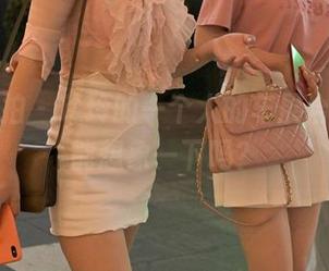 魔镜街拍 – 玲玲的一个人的车展合集，你能想象一下吗？