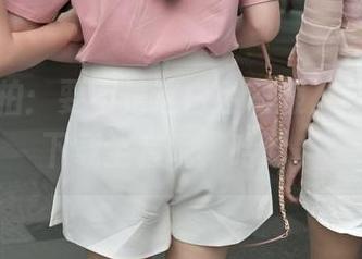魔镜街拍：要不是这白色制服，我咋会想下载全套呢，哈哈。