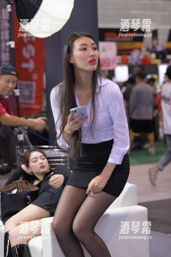 魔镜街拍：黑色丝袜搭配职业装，私拍糅合了两种风格，简直是个小时代的缩影。